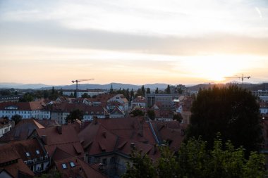 Yazın günbatımında Ljubljana 'nın eski bölümünü kopyala