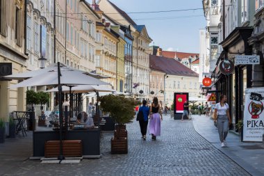 Ljubljana, Slovenya - 12 Temmuz 2021: Ljubljana 'daki Stari Trg (Eski Meydan) sokağı, Slovenya' nın başkentinin en çok ziyaret edilen caddelerinden biri..