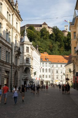 Ljubljana, Slovenya - 13 Ağustos 2021: Stritarjeva caddesi üçlü köprüden Robbov çeşmesine, oradan da belediye binasına ve oradan da Ljubljana kalesine gidiyor. Slovenya 'nın başkentindeki en kalabalık caddelerden biridir..