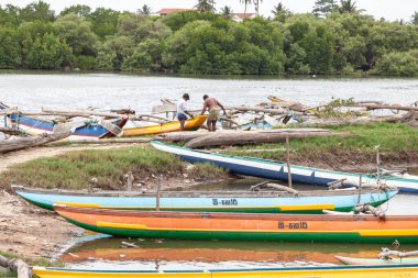 Colombo, Negombo Sri Lanka - 29 Eylül 2009: İki balıkçı balıkçı tekneleri balıkçılığa hazırlıyor