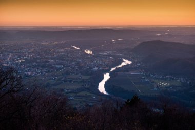 Günbatımında Sabotin Dağı 'ndaki İtalya Sınırı' ndan akan Soca Nehri Manzarası, Nova Gorica Slovenya