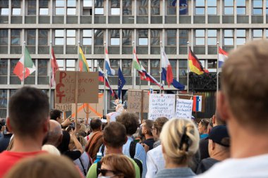 Ljubljana, Slovenya - 15 Eylül 2021: Yeşil Geçiş Karşıtı (Slovence adı: PCT) Slovenya parlamentosu önündeki Devrim meydanını protesto etti.