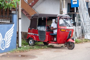 Colombo, Sri Lanka - 29 Eylül 2009: Otobüs terminalinde yolcu bekleyen bir taksi aracı.