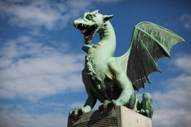 Ljubljana, Slovenya - 29 Nisan 2017: Slovenya 'nın başkenti Ljubljanica Nehri üzerindeki Ejderha Köprüsü' nde Ejderha bronz heykeli. 20. yüzyılın başında, Ljubljana Avusturya-Macaristan İmparatorluğu 'nun bir parçasıyken inşa edildi. Çalışmalar...