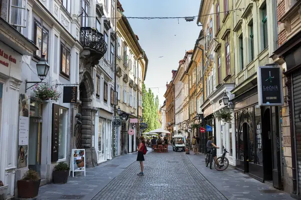 Ljubljana, Slovenya - 12 Temmuz 2021: Ljubljana 'da Stari Trg (Eski Meydan) Caddesi, ahşap dükkanlar ve restoranlar