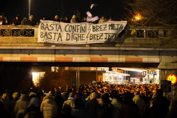 Rozna Dolina, Slovenya - 21 Aralık 2007: Slovenya 'nın Avrupa Birliği Schengen Bölgesine Sınır Tanımayan Girişi, Ünlü Slovenya İtalyan Sınırını Kutlayan ve Geçen İnsanlar - Şeffaf çeviri: Yeteri kadar Baraj, Yeterli Sınır