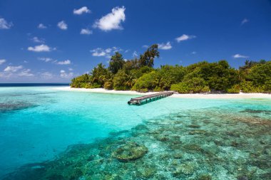 Mercan resifi lagünü ve egzotik seyahat konsepti olan Tropik Doğal Ada Sahili 