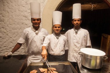 13 Eylül 2009 'da Bathala Adası, Maldives' de üç polis şefi restoranda fotoğraf çekmek için toplandı..