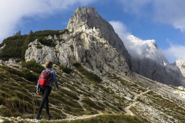 Sırt çantalı gezgin güzel bir Alp yolunda ilerliyor - Mala Mojstrovka Slovenya