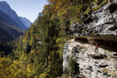 Vrata Vadisi, Triglav Ulusal Parkı Slovenya 'da Güzel Dağ Patikası' nda Seyahat Eden Bir Kadın Turist İçin Keşif Macerası