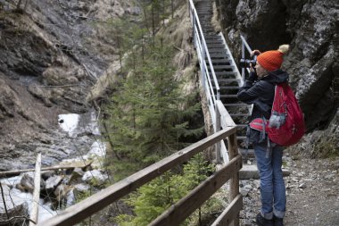 Kadın Turist, Slovenya Alpleri Vadisi ve Geçitleri Üzerinde Keyif Alırken