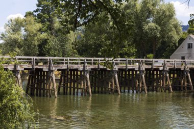 Kostanjevica na krki 'deki Krka Nehri üzerindeki ünlü Tahta Köprü - Slovenya' nın Aşağı Karniola Köprüsü