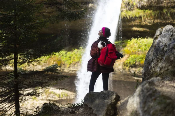 Descoberta Aventura Viagem Para Uma Mulher Backpacker Turista Torno Cachoeiras — Fotografia de Stock