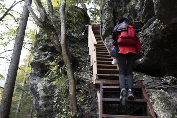 Küçük Pericnik Şelalesine, Slovenya 'ya ulaşmak için Sahne Alp Dağları İzinde Kadın Yürüyüşçü Turisti