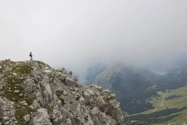 Alpinista Feminina Desfrutando Vista Sobre Montanhas Nos Alpes Eslovênia — Fotografia de Stock
