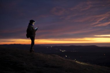 Ortalama Yetişkin Kadın Seyrüsefer İçin Bir Vipava Vadisi Slovenya 'nın yukarısındaki uzak bir yerden Cep Telefonu Kullanıyor