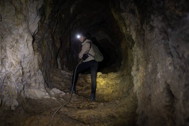 Yetişkin Kadın Maceracı Yeraltı Mağarası Halatının Yardımlarıyla Dikkatli İniyor