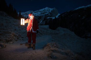 Noel Baba uzun bir gecenin ardından kış ülkesinde yürüyor ve doğanın seslerini dinliyor.