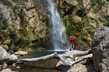 Slovenya 'da Güzel Gregorcicev Şelalesi Altında Kırmızı Sırt çantalı Kadın Yürüyüşçü Julian Alps