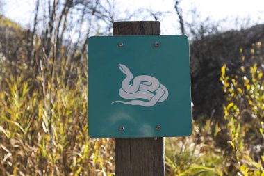 Tehlikeli Zehirli Yılanların Uyarı İşareti, Slovenya 'nın Zelenci Su Pınarları adlı turistik bir bölgede, patika dışında.