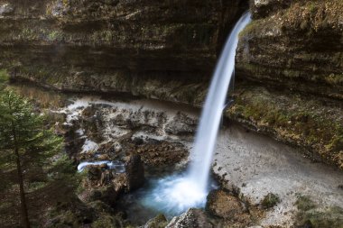 Alplerdeki Güzel Dağ Şelalesi - Gorenjska Bölgesi Slovenya 'da Küçük Pericnik Şelalesi