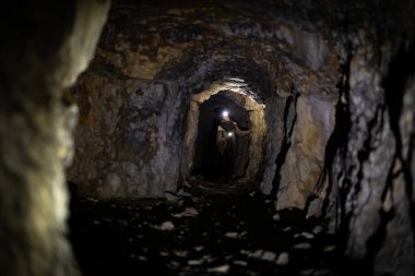 Jeoloji Tutkulu Yetişkin Kadın Maceracı Keşif Yeraltı Mağaraları Avrupa Alplerinde Birinci Dünya Savaşı 'ndan kalma