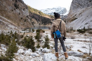 Julian Alps, Slovenya 'da, Krn Gölü' nün Güzel Doğa Vahşeti 'ne Duran ve Bakan Yetişkin Kadın