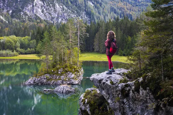 Mulher Caminhante Olhando Para Vista Belo Ambiente Alpino Fusine Upper — Fotografia de Stock