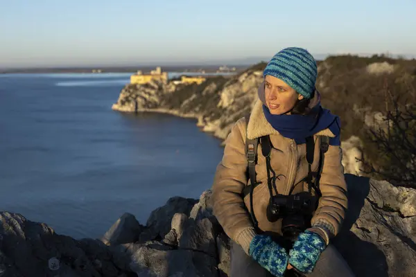 デュノ イタリアの海岸の日の出を待っている女性写真家の寒い冬の朝 — ストック写真