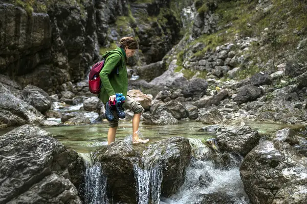 Caminhando Descalço Sobre Rio Alpino Para Uma Mochila Mulher Aventureira — Fotografia de Stock
