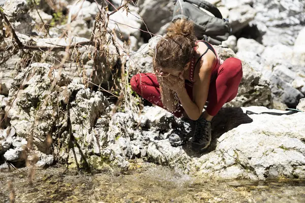 Mulher Caminhante Refrescante Seu Rosto Corrente Água Alpina Limpa Fria — Fotografia de Stock