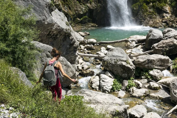 Woman Mountaineer Exploração Bela Natureza Cachoeira Gregorcicev Perto Kobarid Eslovénia — Fotografia de Stock