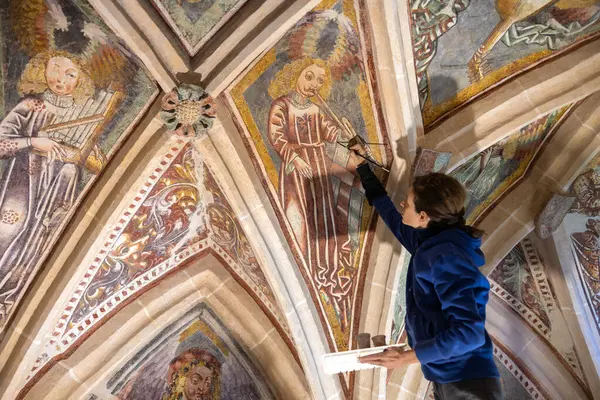 Adulto Mulher Especialidade Restorer Retouching Antique Gothic Fresco Church Ceiling — Fotografia de Stock