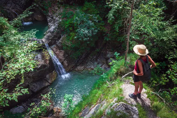 Caminhante Turística Feminina Admirando Fratarca Canyon Belas Cachoeiras Log Pod — Fotografia de Stock