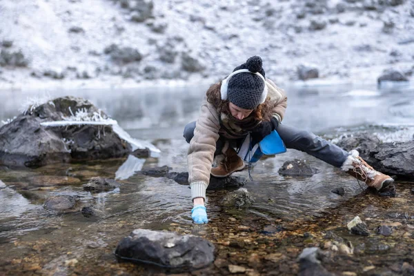 Donna Biologa Raccolta Campioni Ambientali Lago Montagna Inverno — Foto Stock