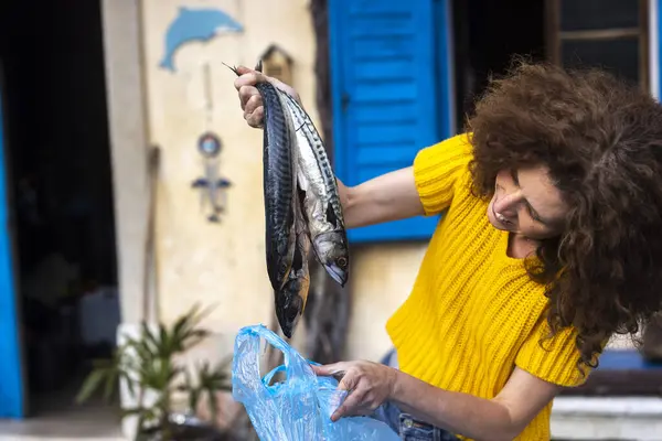 魚市場から夏の昼食のための調理に新鮮なマッケル魚を保持している主婦 — ストック写真