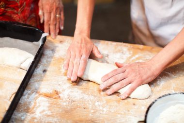 Yetişkin Kadın Elleri Ekmek İçin Hamur Yapıyor Ev Masası Kapat