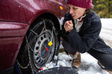 Yetişkin Bir Kadın Sürücünün Kış Yolu Kapanış Mücadelesi Soğuk Hava Koşullarında Kar Zincirleri Kuruyor