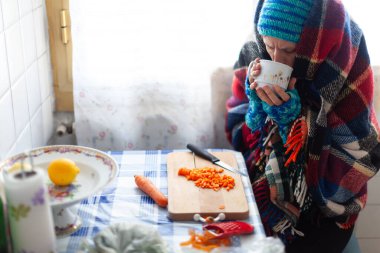 Yetişkin Kadın İşsiz, Eski Bir Soğuk Apartmanda Sebze Yemeği Hazırlıyor Yoksulluk Sosyal Sorunları