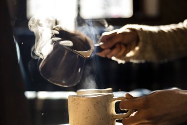 El yapımı seramik bardakta servis edilen kahve.