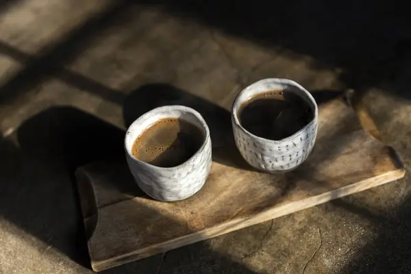Koffie Geserveerd Handgemaakte Keramische Bekers Natuurlijke Ochtend Licht — Stockfoto