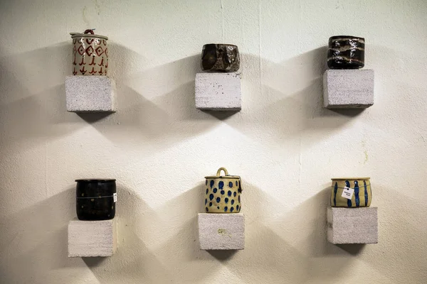Настенная Выставка Кубков Керамики Ручной Работы — стоковое фото