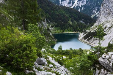 I. Dünya Savaşı 'nın Yolları' nda Krn Gölü 'nün Üzerinde Yürüyüş - Triglav Ulusal Parkı, Julian Alps Slovenya.