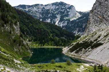 I. Dünya Savaşı 'nın Yolları' nda Krn Gölü 'nün Üzerinde Yürüyüş - Triglav Ulusal Parkı, Julian Alps Slovenya.