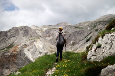 Slovenya 'daki Julian Alpleri' nin Tepesinde Sırt Çantası Kadın Gezgini Yürüyüşü