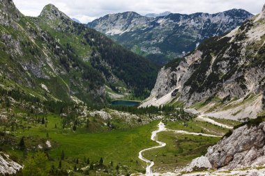 Krn Dağı 'ndan Lepena Vadisi' ne uzanan patika yolu Krn Vadisi 'nin üzerindeki Polje Platosu manzarası