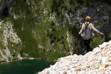 I. Dünya Savaşı 'nın Yolları' nda Krn Gölü 'nün Üzerinde Yürüyüş - Triglav Ulusal Parkı, Julian Alps Slovenya.