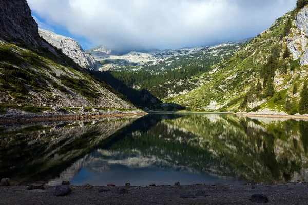 Krn Gölü (Krnsko Jezero) Yaz Sabahı Manzarası - Triglav Ulusal Parkı, Jjulian Alpleri Slovenya