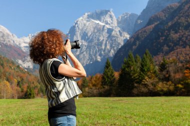 Yetişkin Kıvırcık Saçlı Kadın DSLR Refleks Kameralı Fotoğraf Çeken Turist Dağlarda Güzel Kırsal Görünüm