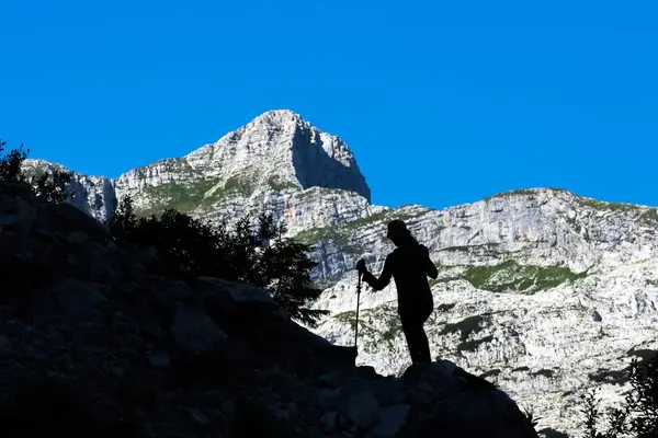 Silhueta Caminhante Descendente Uma Montanha Monte Krn Eslovénia — Fotografia de Stock